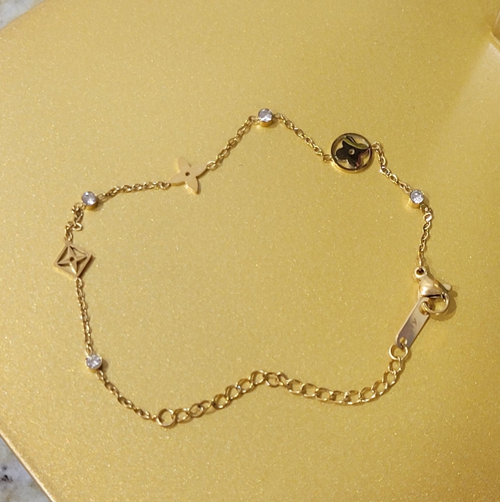 Gold Clover Style Bracelet